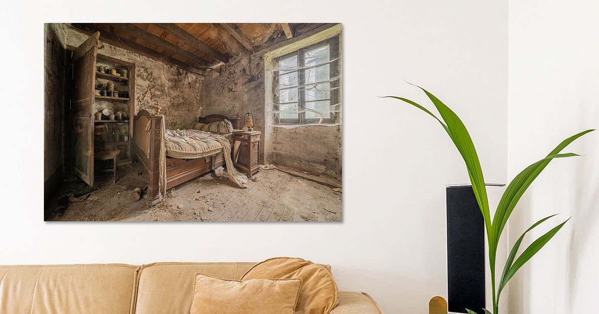 een-stoffige-oude-slaapkamer-urbex-van-martijn-vereijken-op-canvas